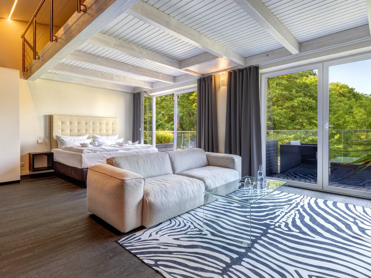 Deluxe Apartment mit Sitzbereich und großen Fenstern