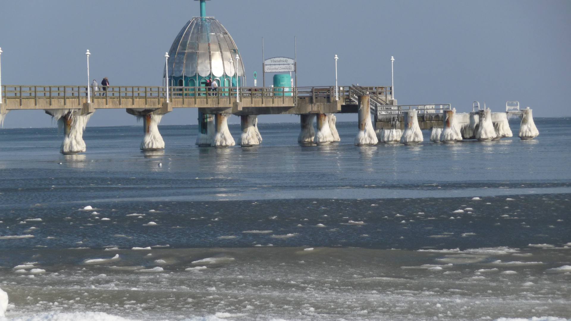 Seebrücke Zinnowitz mit Tauchgondel im Winter