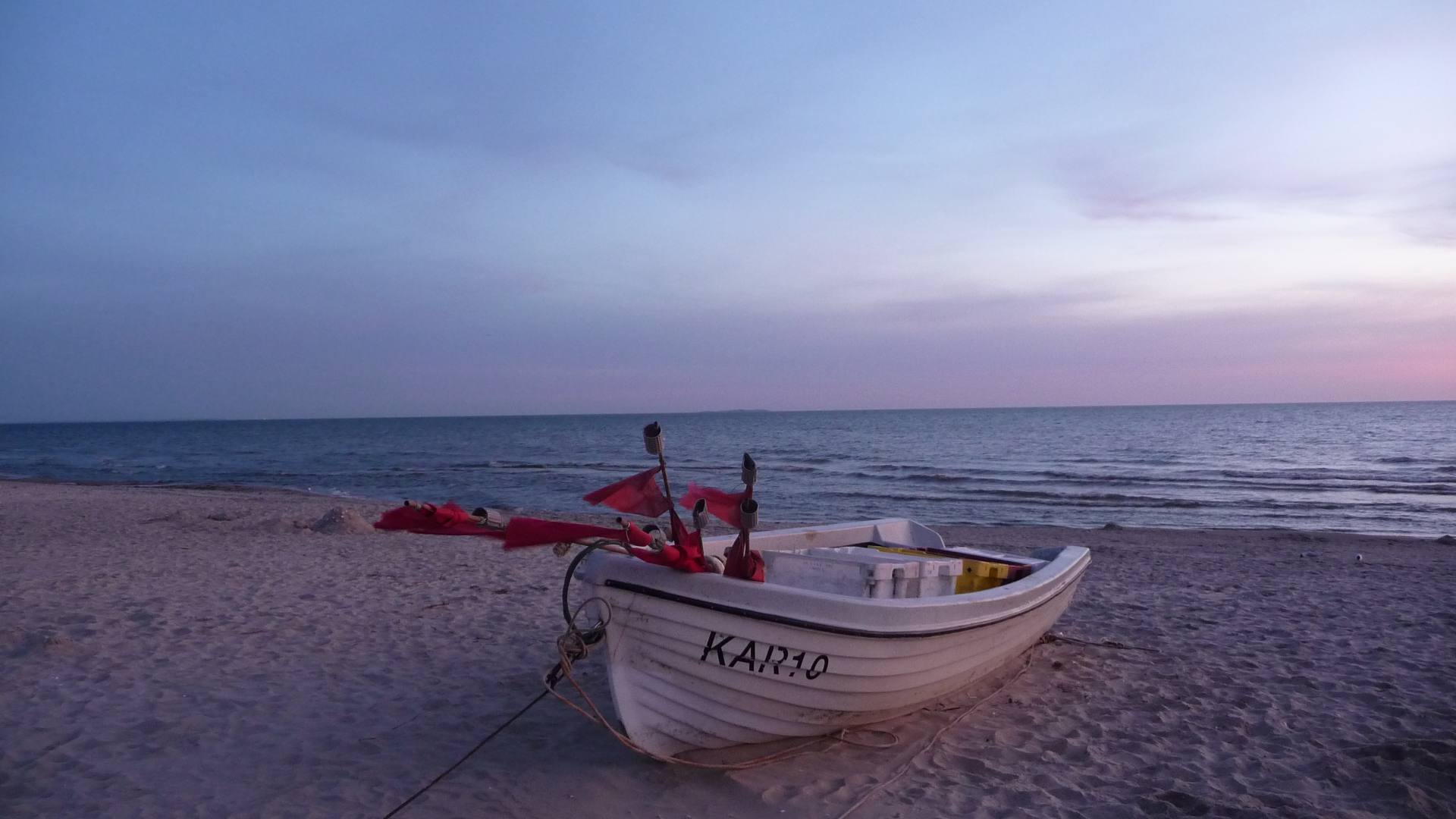 Fischerboot am Strand von Zinnowitz in der Abenddämmerung