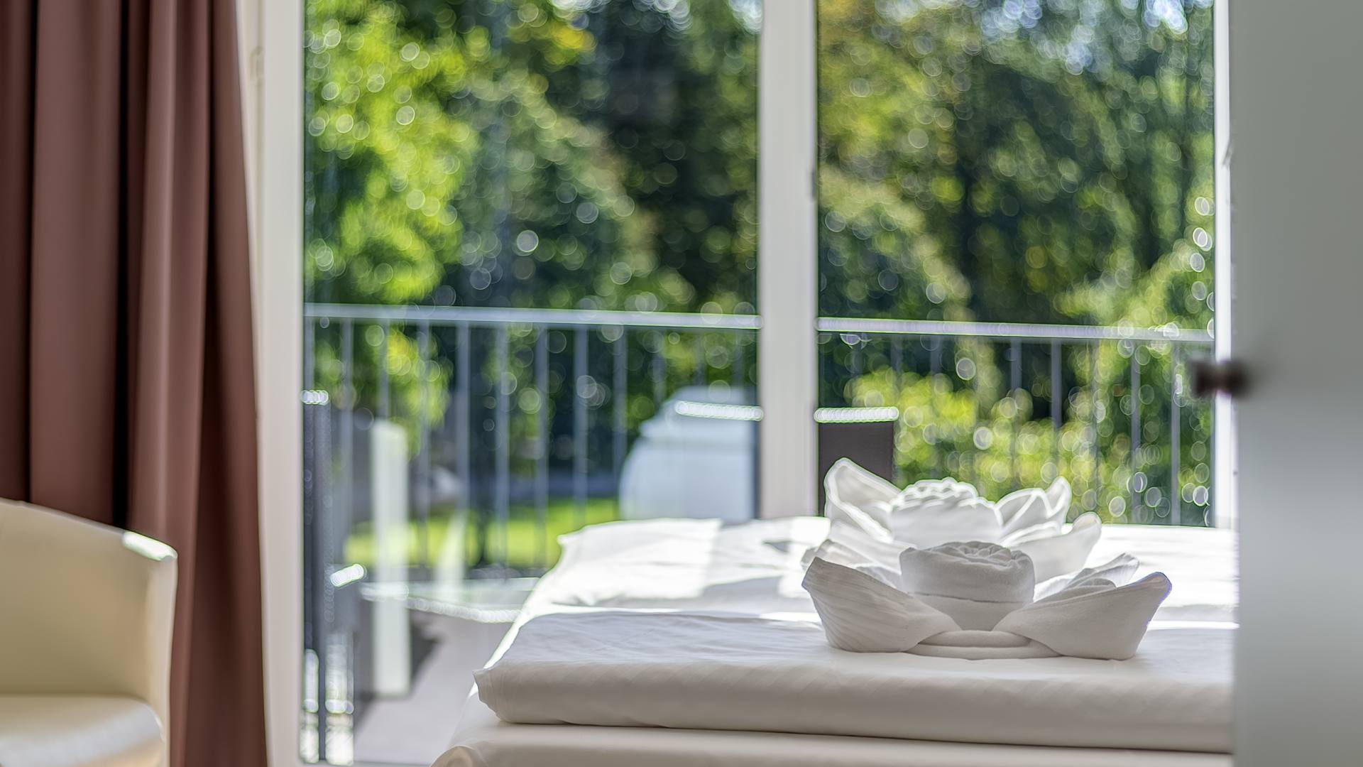 Doppelzimmer im Hotel am Kurpark mit Blick durch die Balkontür ins Grüne