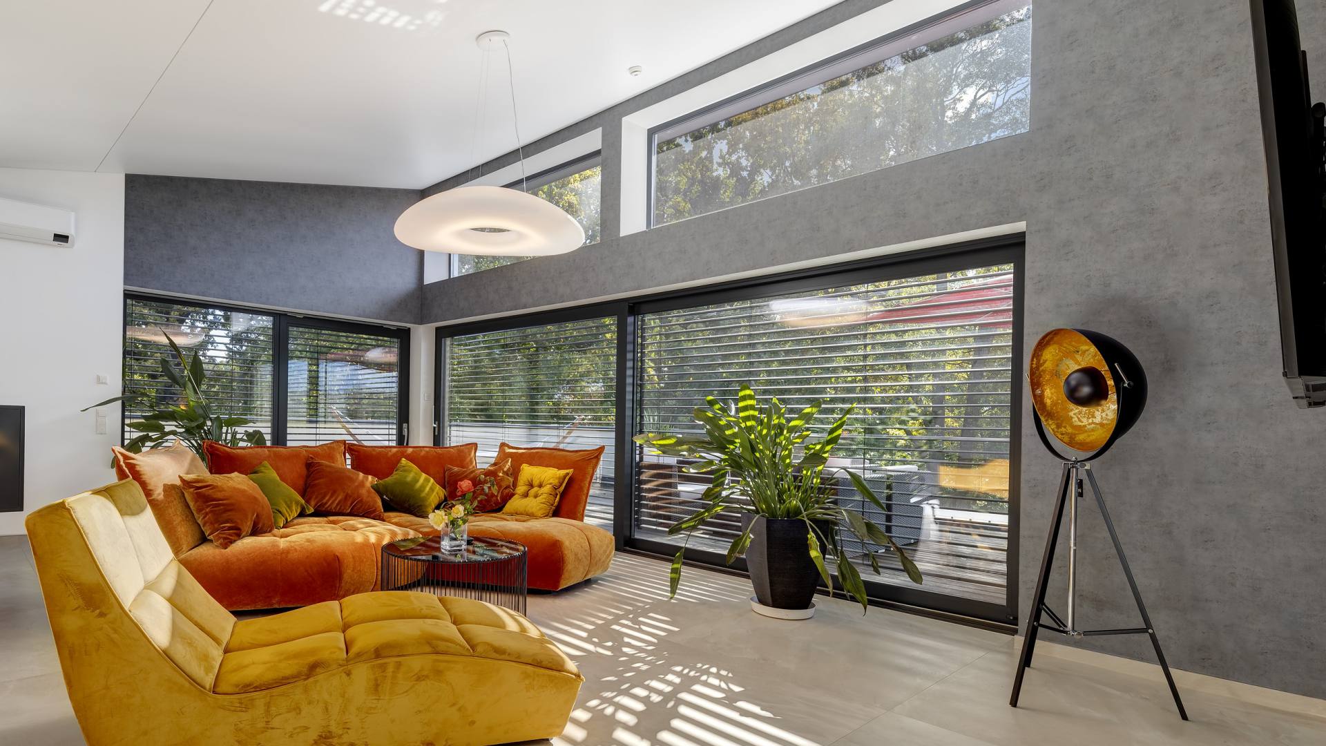 Heller Wohnbereich im Penthouse des Hotel am Kurpark Zinnowitz mit Sofa und großen Fenstern