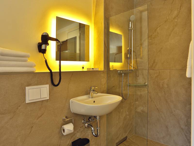 Badezimmer mit Dusche im Doppelzimmer