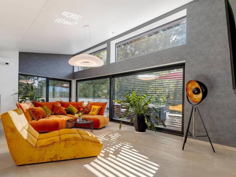 Wohnbereich im Penthouse mit großen Fensterfronten