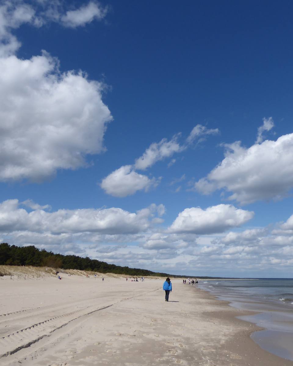Breiter Sandstrand von Zinnowitz mit Spaziergängern