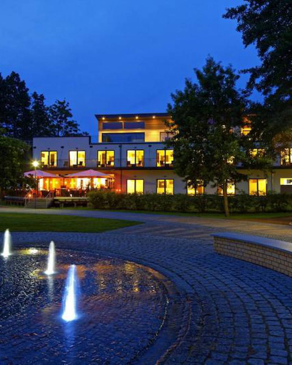 Hotel am Kurpark Zinnowitz von der Parkseite am Abend