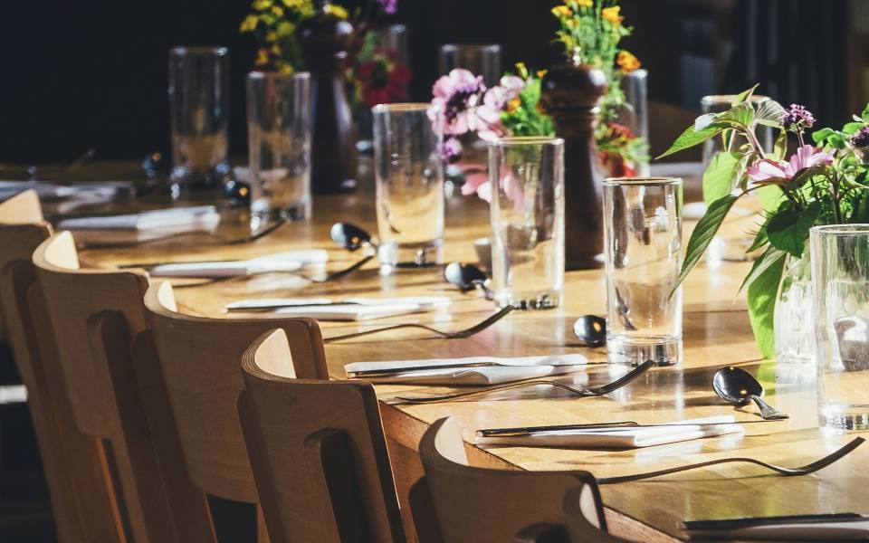 Gedeckte Tafel mit Blumen in einem Restaurant