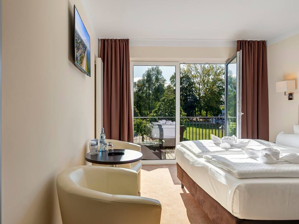 Deluxe Doppelzimmer mit Balkon und Blick ins Grüne