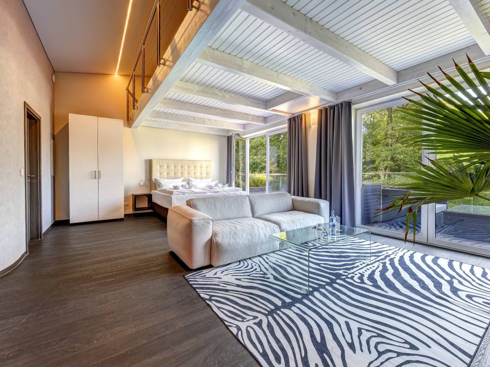 Deluxe Apartment mit Wohnbereich und großen Fenstern